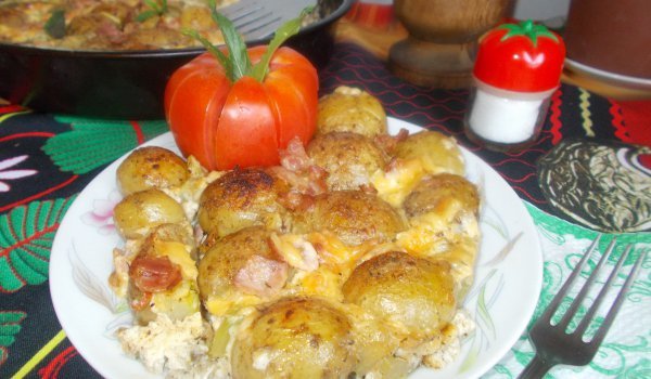 Пресни картофи с бекон, тиквички и сметана
