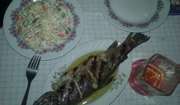 Прясна пъстърва на скара със сос