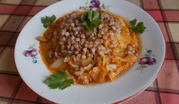 Прясно зеле с домати, моркови и елда