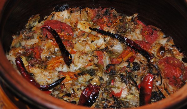 Прясно зеле с домати в гювеч