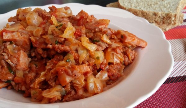 Прясно зеле с телешка кайма и бекон