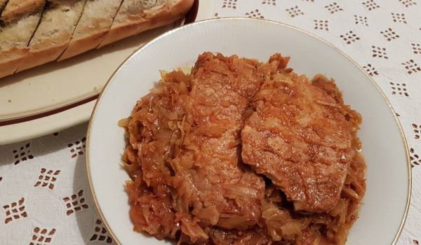 Прясно зеле със свински пържолки в глинен гювеч