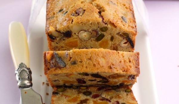 Продълговат кекс с ядки и портокали