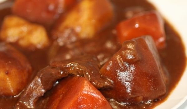 Пролетна яхния с овнешко месо и зеленчуци