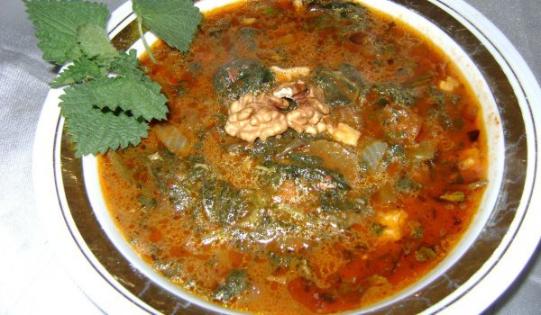 Пролетна каша от коприва и орехи