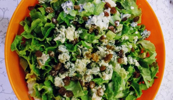 Пролетна зелена салата със мурсалски дресинг