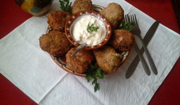 Пролетни кюфтета с кайма, картофи и лапад