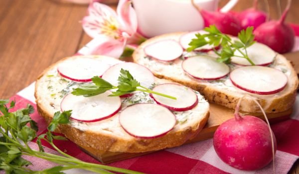 Пролетни сандвичи с репички и лук