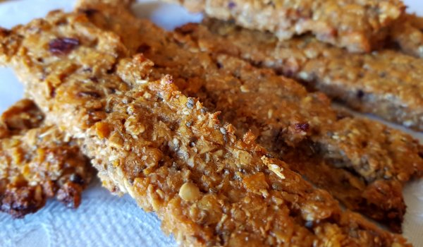 Протеинови барчета с ябълки и сливи