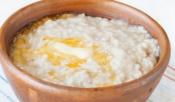 Пшенична каша с извара