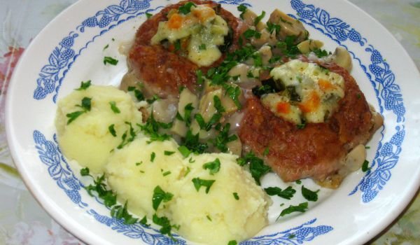 Птичи гнезда с гъбен сос и картофено пюре