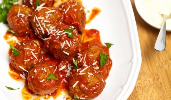 Пуешки кюфтенца с доматен сос