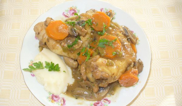 Пуешки крила със зеленчуци и бира на тиган