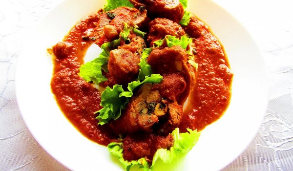 Пуешки руладини със сланина, салвия и зеленчуков сос