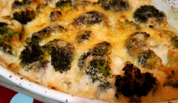 Пуешко с броколи и сметана на фурна