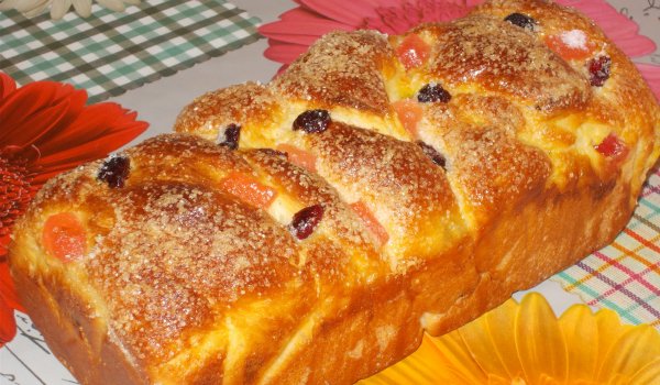 Пухкав козунак с боровинки, локум и мастика