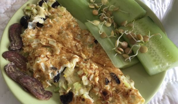 Пухкав омлет с маслини и праз