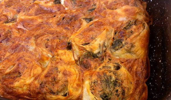 Пухкава баница на розички със спанак и щир