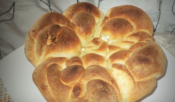 Пухкава месеничка със сирене и масло в кексова форма