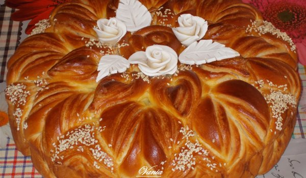 Пухкавелка с бели рози