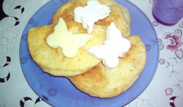 Пухкавелки със сирене, кашкавал и сусам