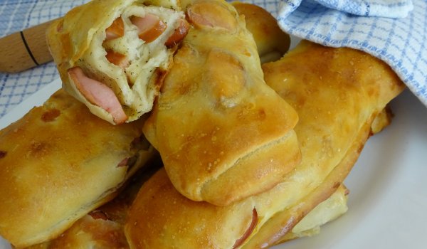 Пухкави кашкавалени банички с кренвирш