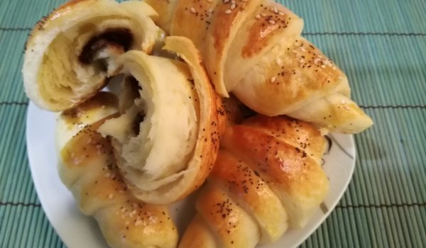 Пухкави кифлички с орехи и стафиди