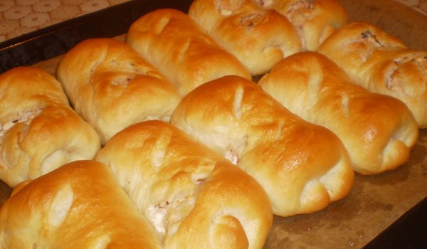 Пухкави малки хлебчета със сирене и маслини