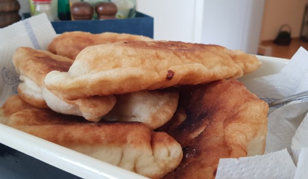 Пухкави мекици със сирене
