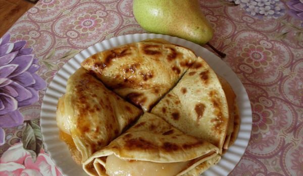 Пухкави палачинки с карамелизирани круши