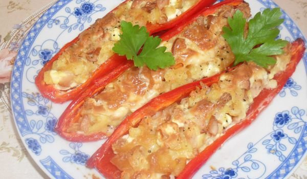 Пълнен червен пипер с картофи, шунка и яйца