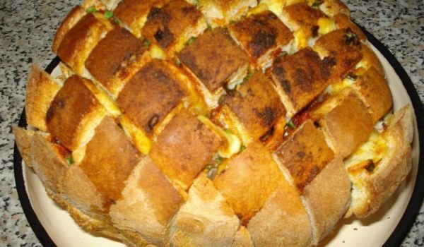 Пълнен хляб с лютеница и сирене