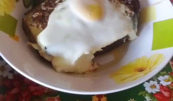 Пълнен патладжан с кайма и яйца