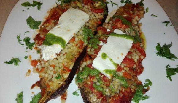 Пълнен патладжан с кускус, зеленчуци и Фета