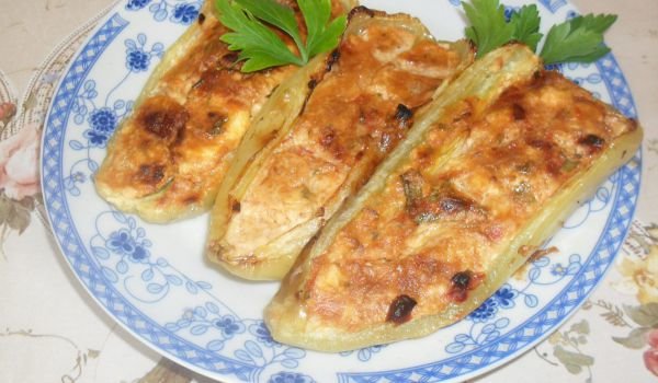 Пълнен пипер с яйца, сирене и домати