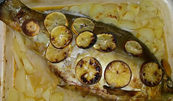 Пълнен шаран с хляб, лук и стафиди