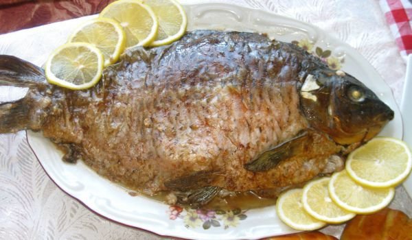Пълнен шаран с ориз, орехи и маслини