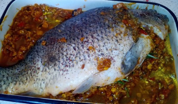 Пълнен шаран с царевица, ориз и домати