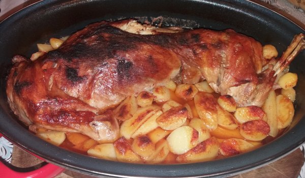 Пълнен заек с билки и орехи