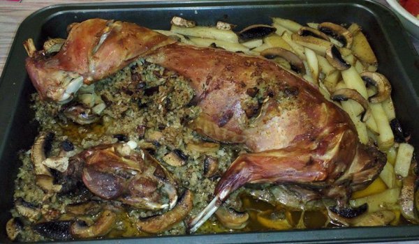 Пълнен заек с ориз и картофи