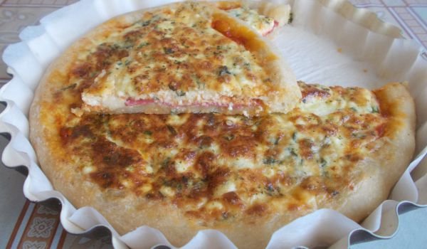 Пълнена пита с яйца, сирене и колбас