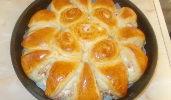 Пълнена пита с кренвирш и сирена