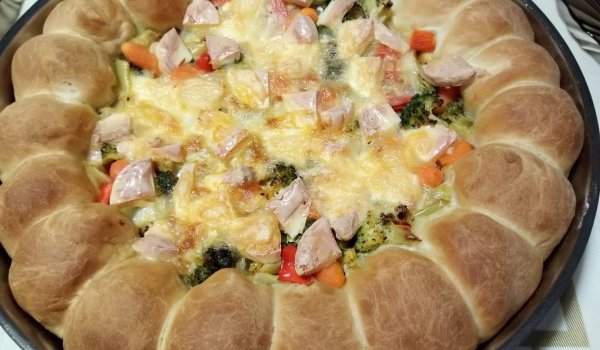 Пълнена питка със сирена и зеленчуци