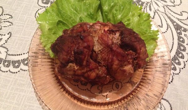 Пълнена свинска плешка с кайма и бекон