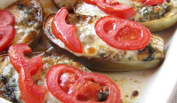 Пълнени бели патладжани с моцарела и спанак