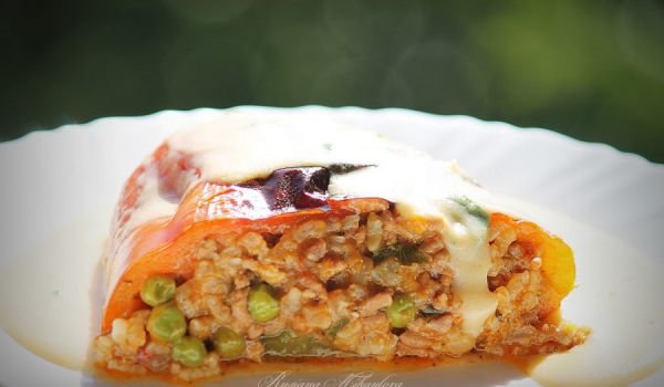 Пълнени червени чушки по градинарски