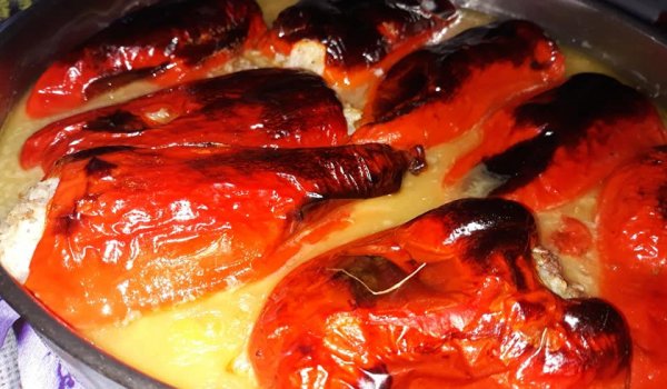 Пълнени червени чушки с кайма и ориз