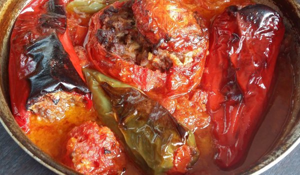 Пълнени чушки и домати с кайма на фурна