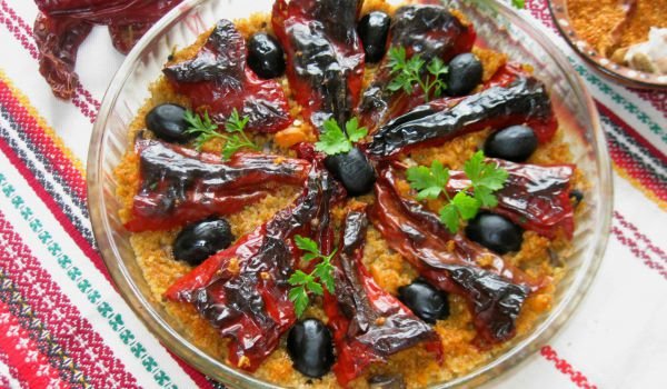 Пълнени чушки с булгур, гъби и маслини