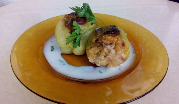 Пълнени чушки с булгур и бял сос